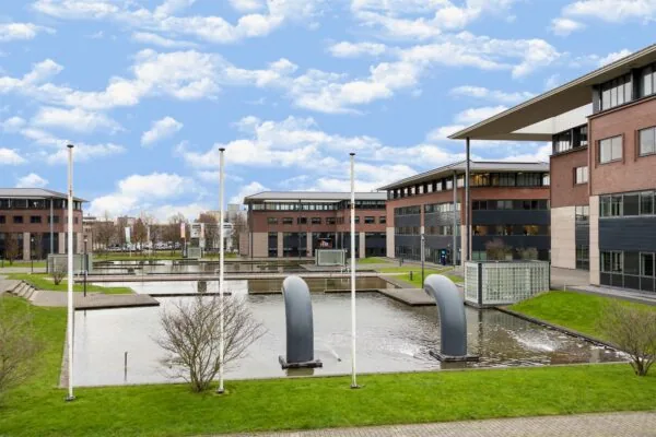 Kantoorgebouwen aan de Boris Pasternaklaan met een vijver en moderne sculpturen op de voorgrond.